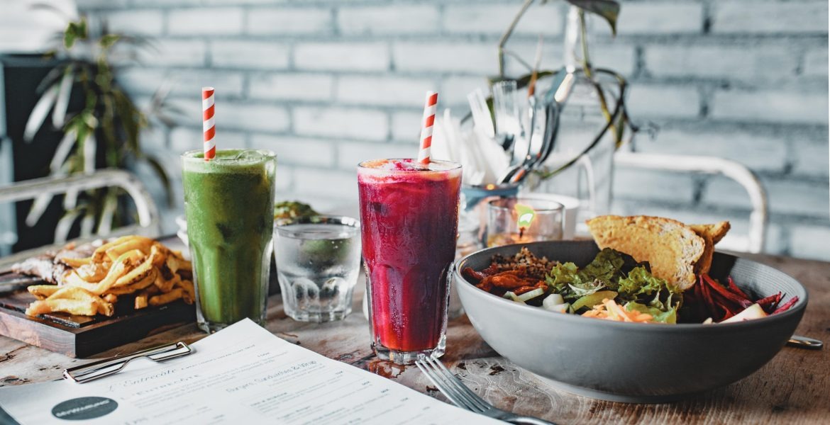 How do you create a stellar drinks menu for a restaurant or cafe?