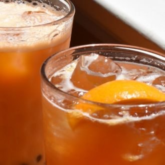 Sparkling Peach Tea Mocktail: 3 ingredients, 150 ml soda